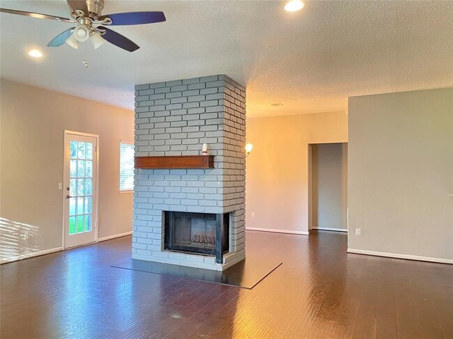 Building Photo - 21707 Country Park Ct