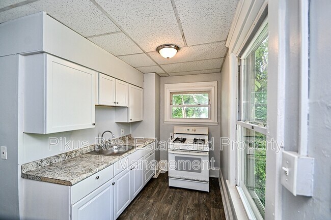 Building Photo - 825 7th St NW