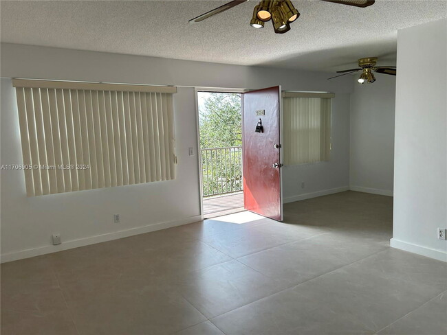 Foto del edificio - 13455 SW 9th Ct