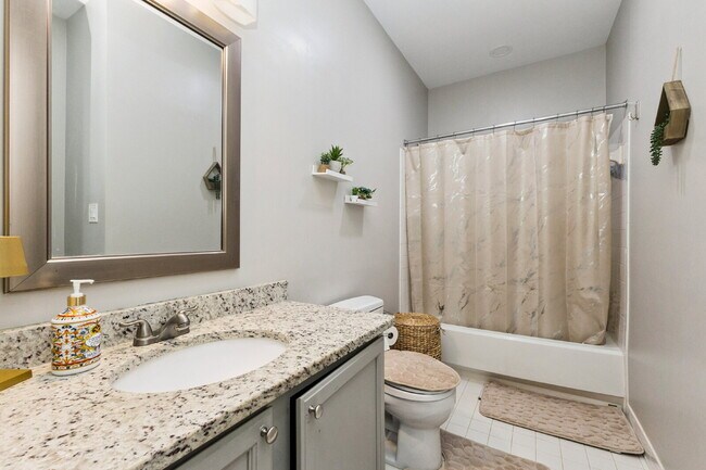 Building Photo - Nestled in the desirable Potomac Lakes com...
