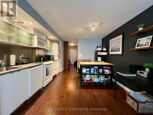 Photo du bâtiment - 705-4k Spadina Ave.