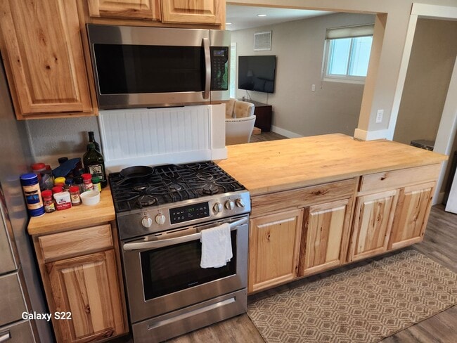 Building Photo - Beautiful home in a private country settin...