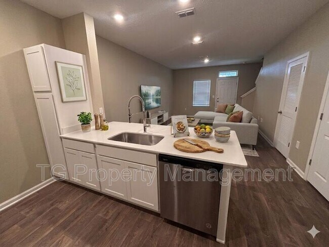 Foto del edificio - 903 Rivertree Pl