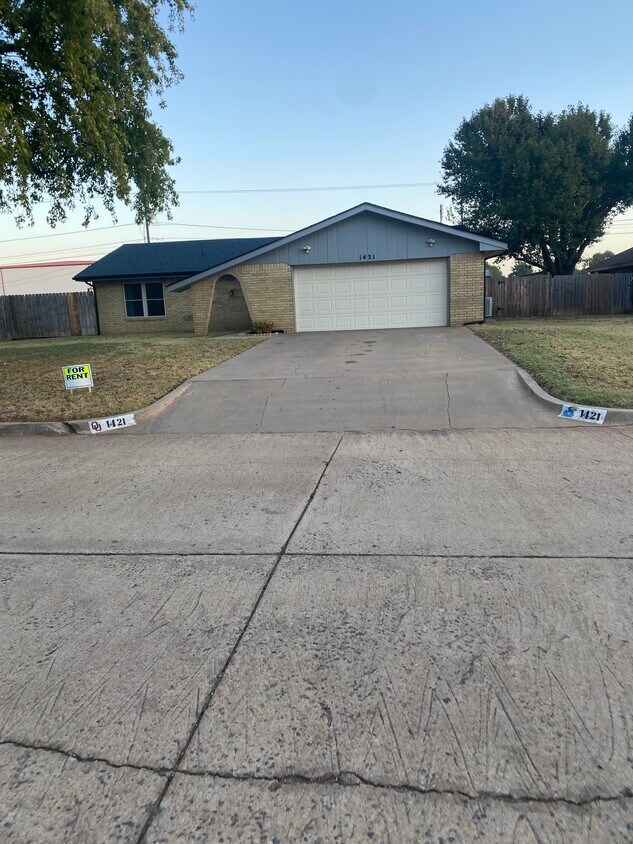 1421 Saber Ln, Weatherford, OK 73096 House Rental in Weatherford, OK