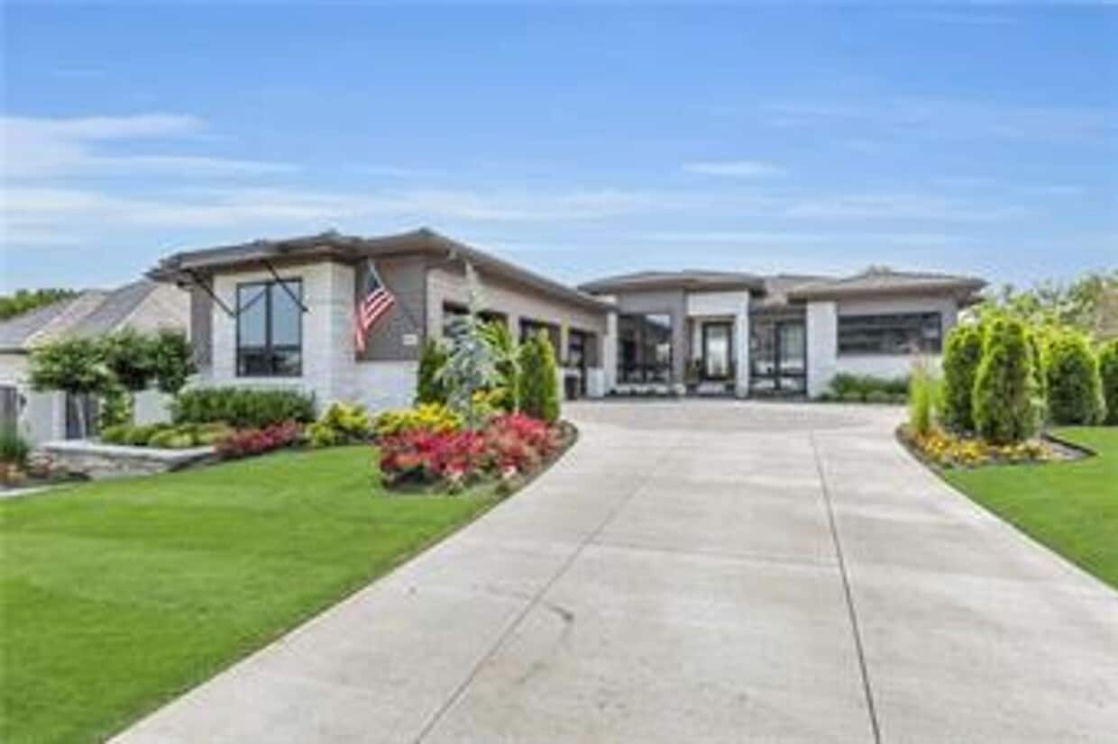 Foto principal - {5842} Luxury Rental in Forrest Ridge Esta...