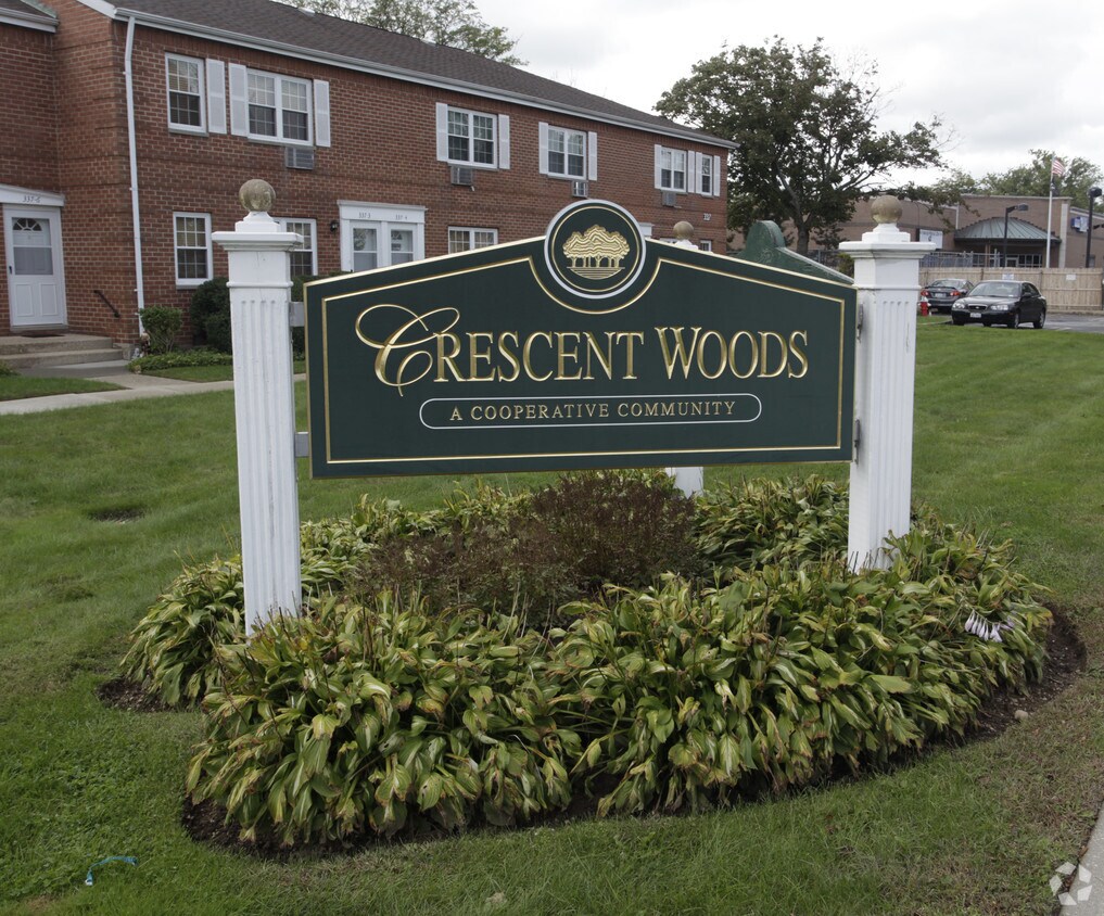 Crescent Woods Rentals in Bethpage at 301315 Hicksville Rd Bethpage