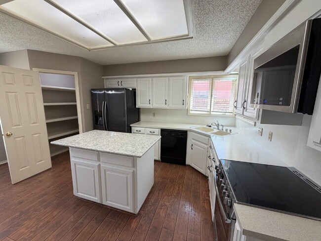 Building Photo - Nice Modern Home Located In Whisper Wood Near Tech. Includes access to pool & tennis court.