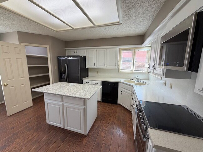 Foto del edificio - Nice Modern Home Located In Whisper Wood Near Tech. Includes access to pool & tennis court.