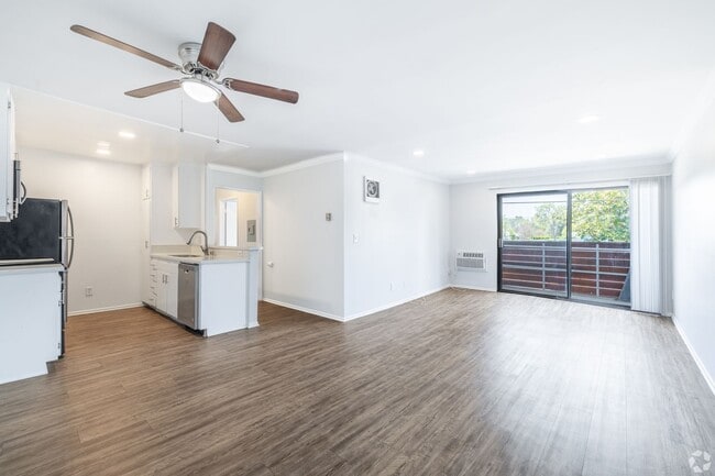Interior Photo - 4444 Ensign Avenue