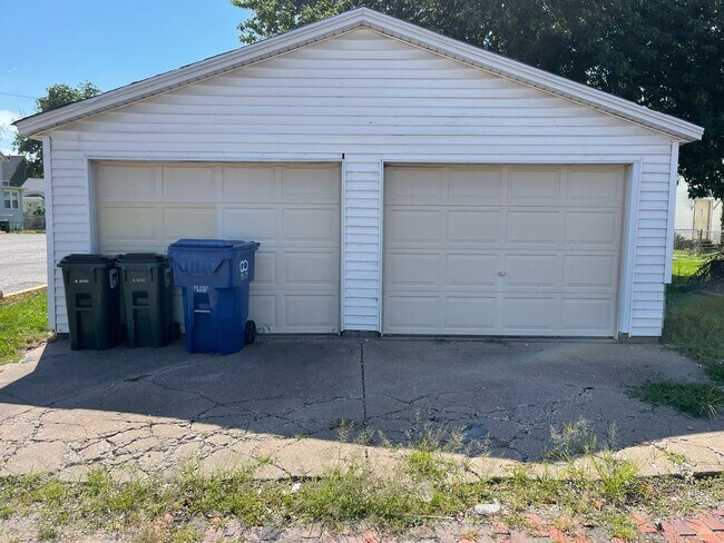 Foto del edificio - Interested in a two-bedroom house that includes a large garage. Please let us know