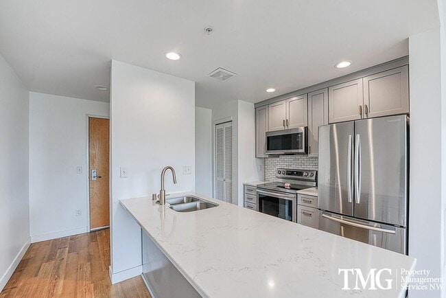 Foto del edificio - Top-Floor 2BD/2BA Condo w/ Stunning Park Views & Utilities Included