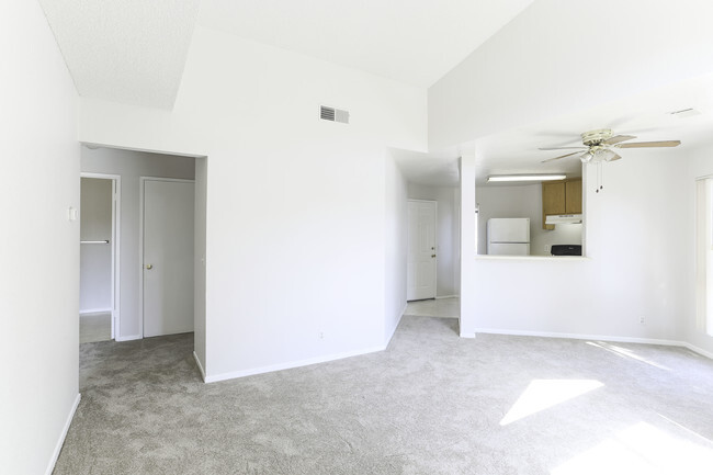 2BR, 2BA - 828SF - Willow Glen Apartments