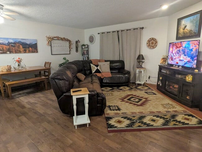 Building Photo - 631 Plaza Ct