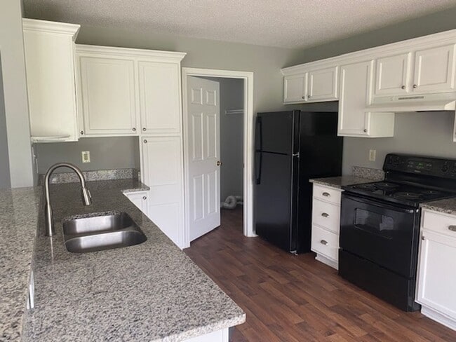 Foto del edificio - 4405 Jordan Oaks Way