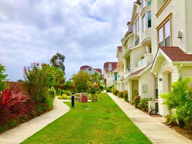 Building Photo - Beautifully Upgraded & Appointed End Condo...