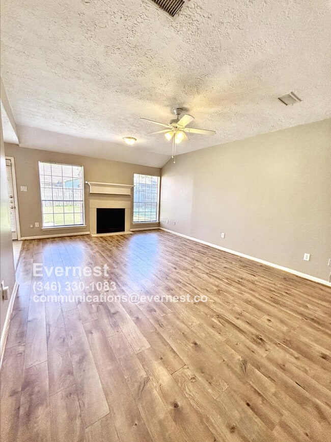 Building Photo - Charming 3-Bedroom Home with Spacious Yard...