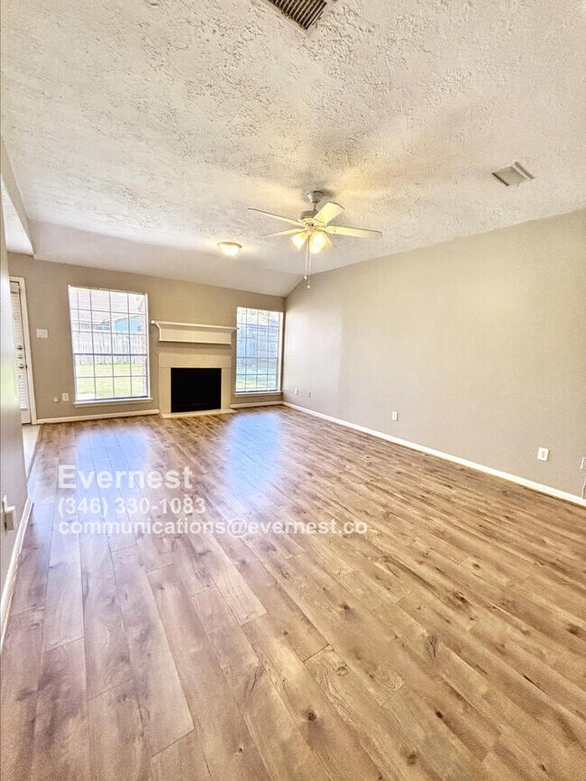 Foto del edificio - Charming 3-Bedroom Home with Spacious Yard...