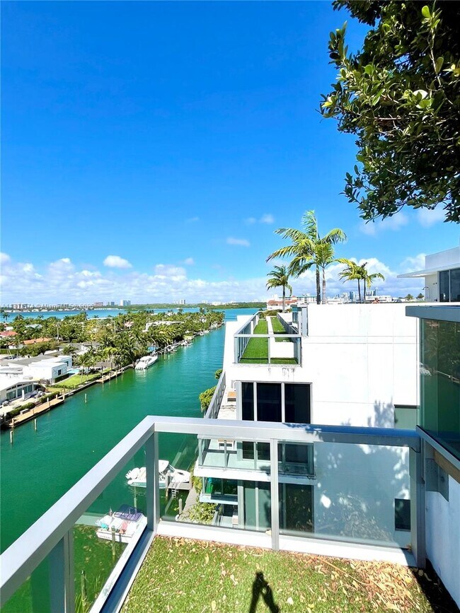 Foto del edificio - 990 W Bay Harbor Dr