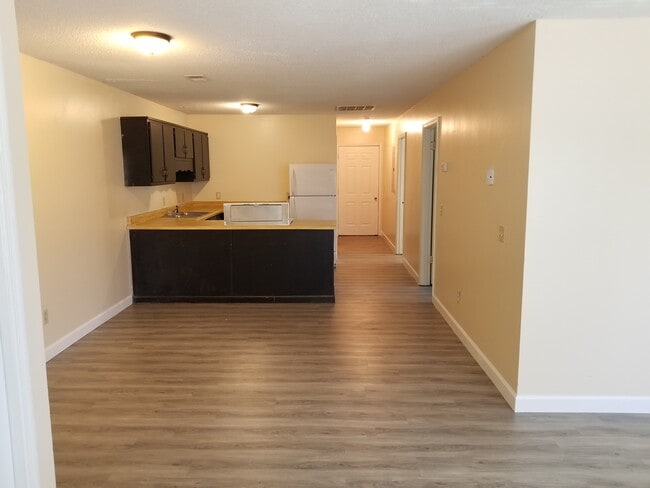 Building Photo - 411 Cattleman Dr NE