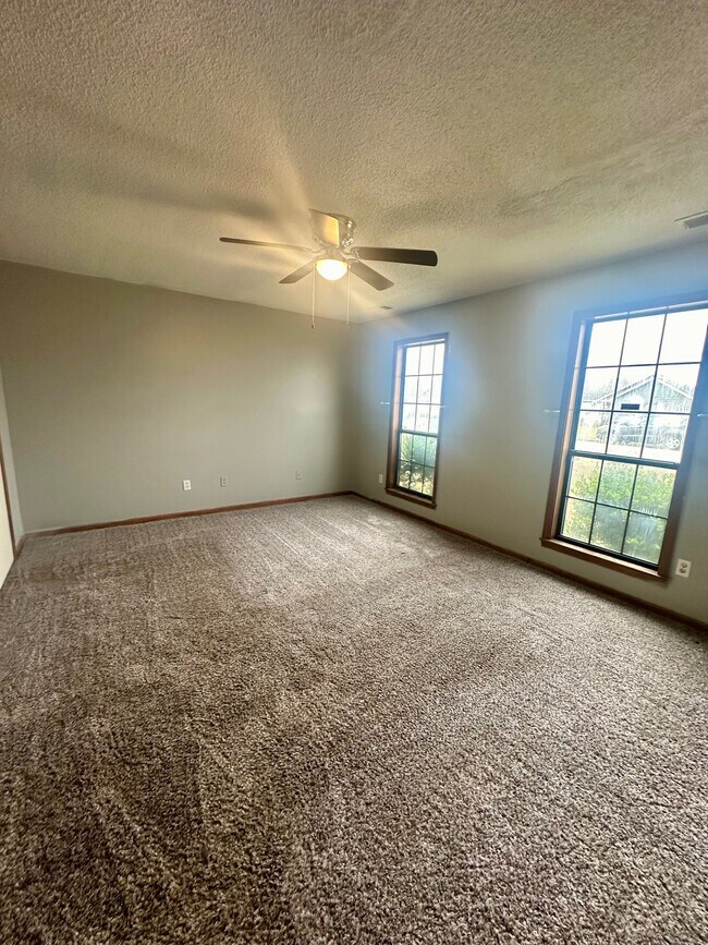 Photo - 2142 Longlane Dr House