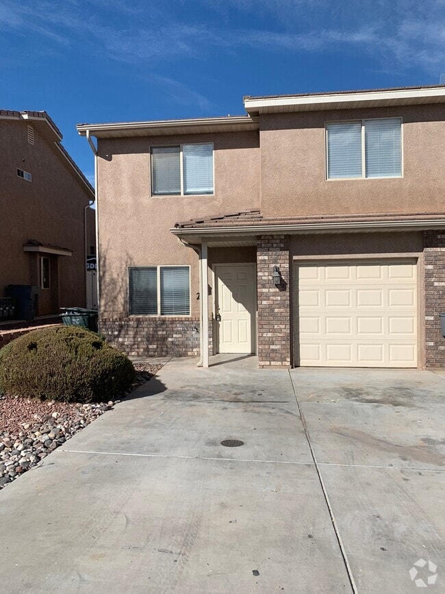 Building Photo - 790 N 2720 E