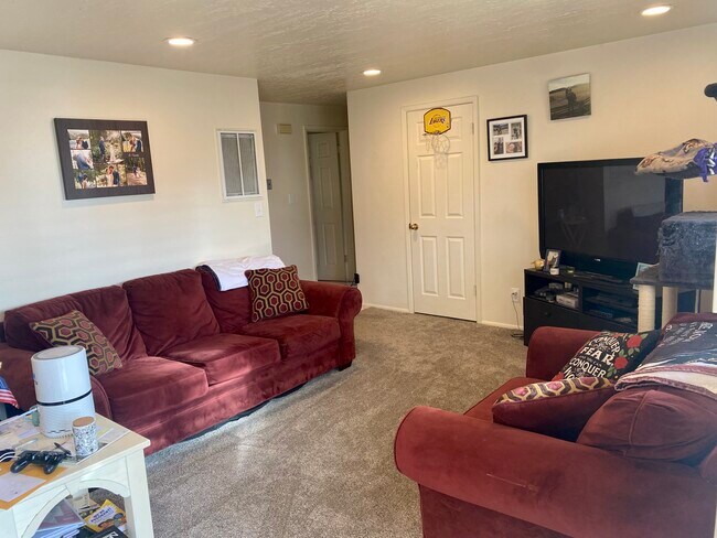 Living Room - Front Door View. - 815 Canyon Rd
