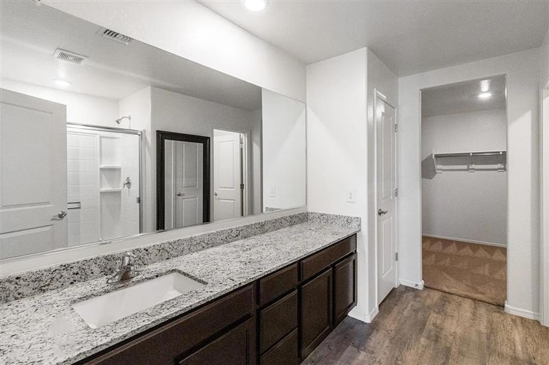 Building Photo - This home is a stunning 5 bedroom 3 bath w...