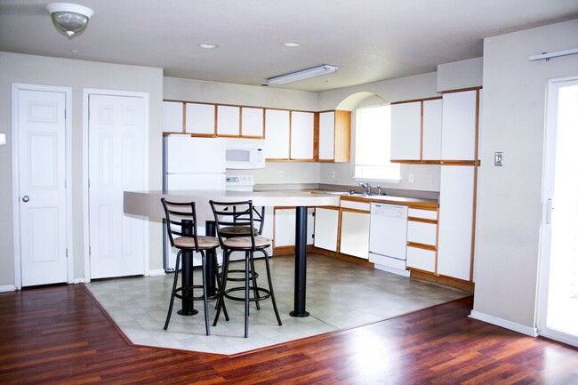 Open Kitchen with bar - Campus West Lofts on City Park