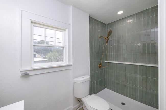 Building Photo - 618 7th Ave N