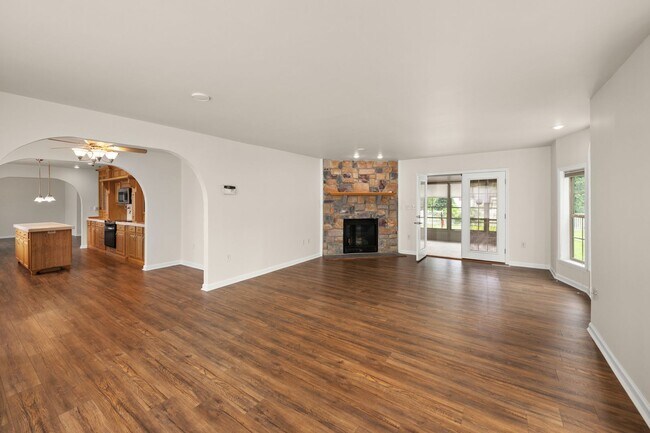 Foto del edificio - Milton Gem for Rent! Spacious 3BR Home, pet allowed. Fireplace, Sunroom & Private Yard - $2,495.0...