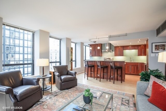 Foto del edificio - 260 E Chestnut St