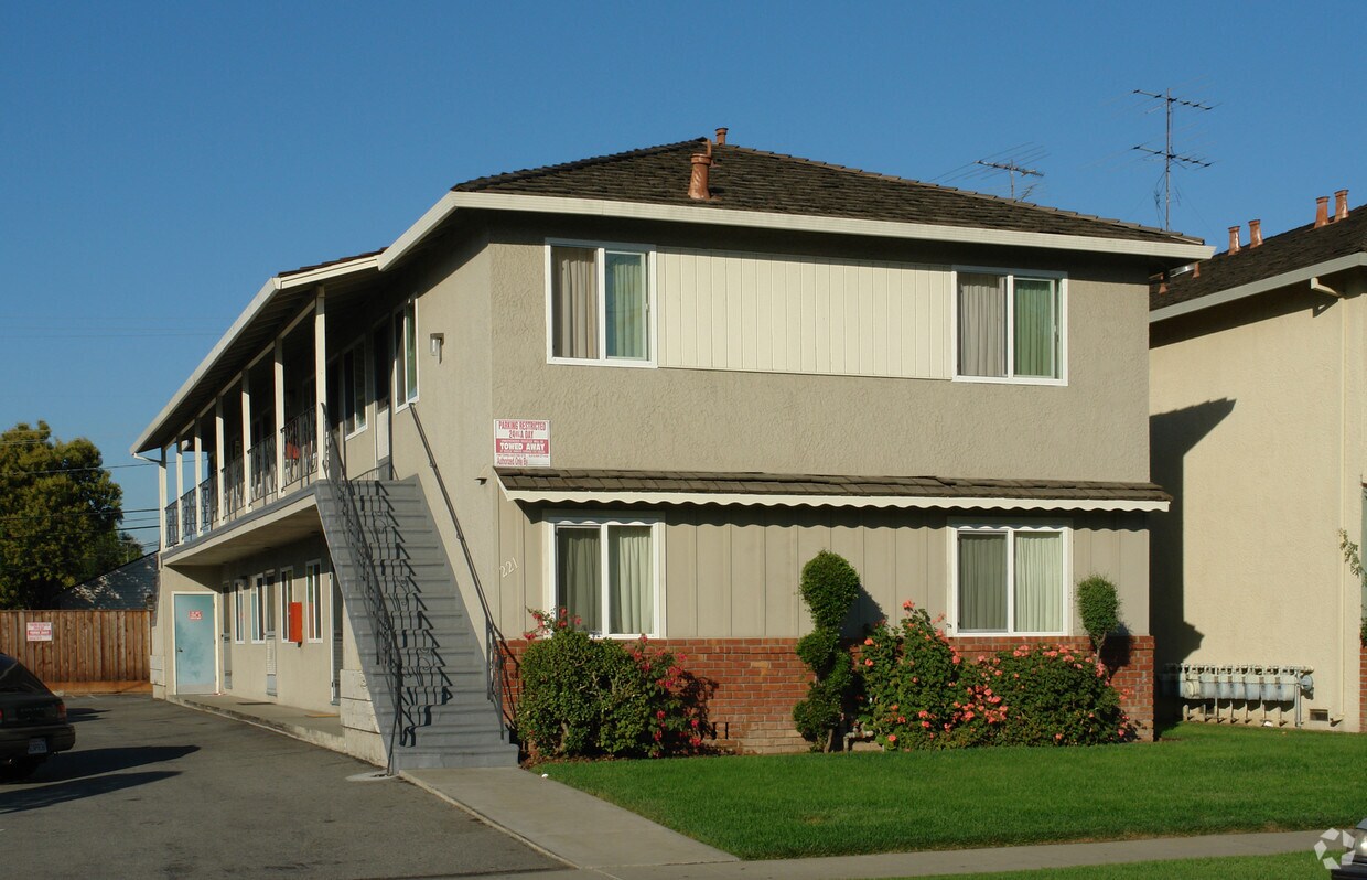 Building Photo - 221 Pamela Ave