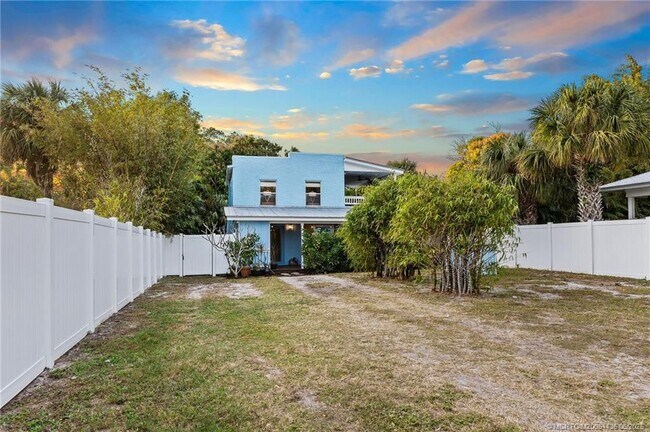 Building Photo - 508 SE Balboa Ave