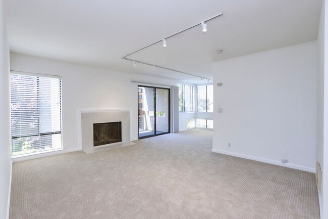 Foto del edificio - (3) Three Bed, (2) Two bath updated condo ...