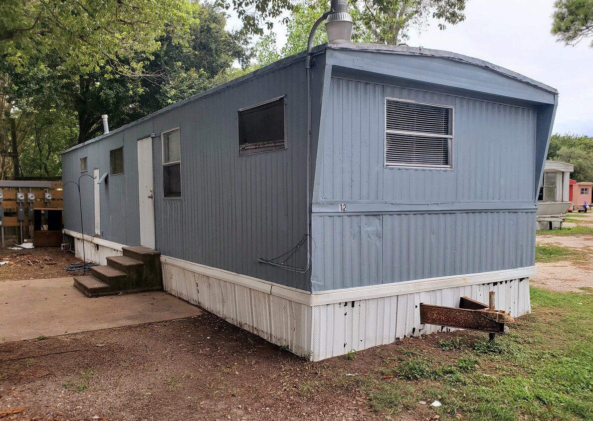 2 x 1 Mobile Home - 2317 Cedar Dr