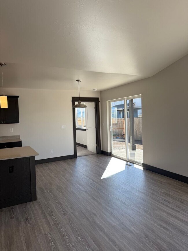 Foto del edificio - Brand New 3 Bed 2 Bath with double attache...