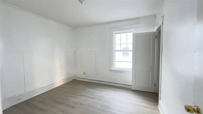 Building Photo - 107 S Cherry St