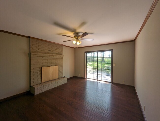 Building Photo - Luxurious 3/2 Next to the Golf Course and ...