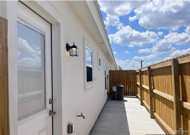 Building Photo - 14 Ventura Ave