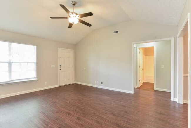 Building Photo - 956 Tom Hailey Blvd