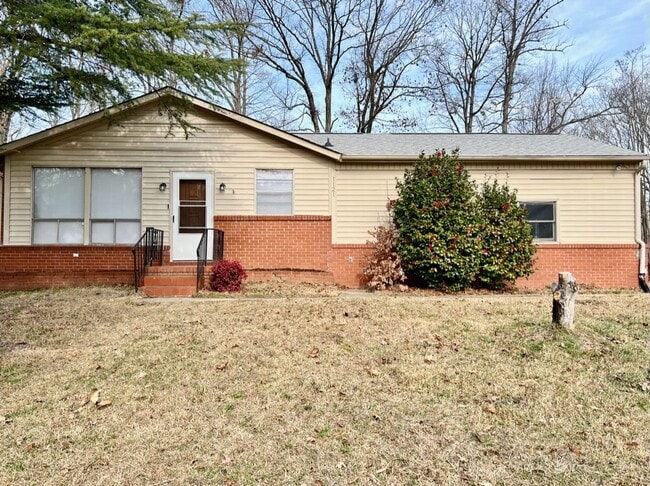 Building Photo - Freshly Remodeled 3 Bedroom Home Near Down...