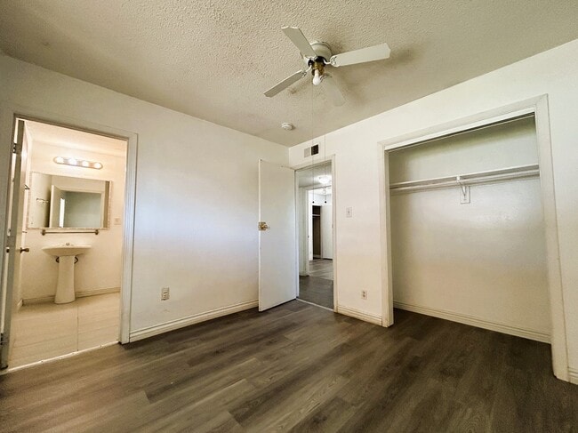 Foto del edificio - 6229 Bristol Way