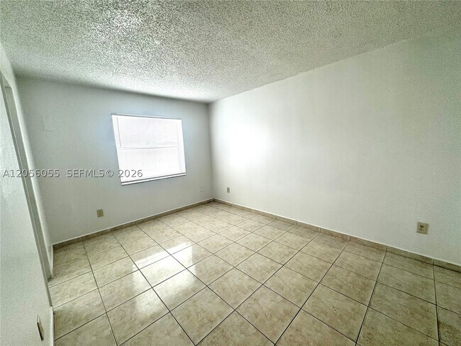 Foto del edificio - 888 NE 132nd St