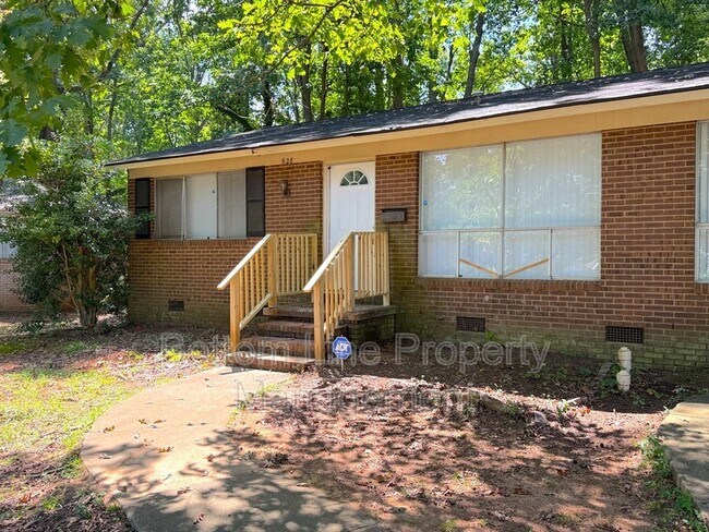 Building Photo - 628 Camrose Dr