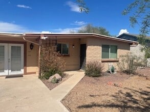 Building Photo - 2943 E Beverly Dr