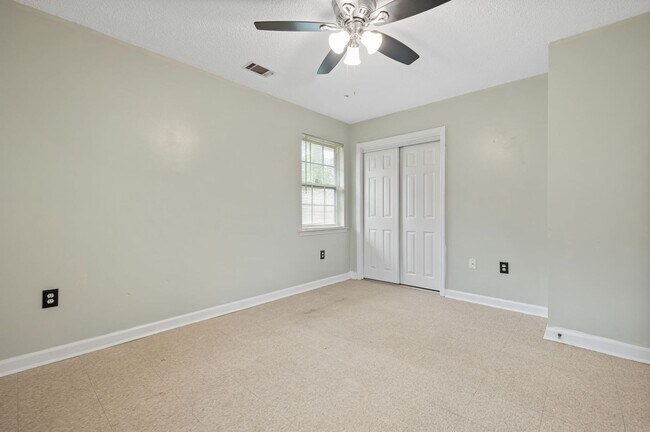 Building Photo - Cozy 2BR/1BA unit with fully fenced back yard