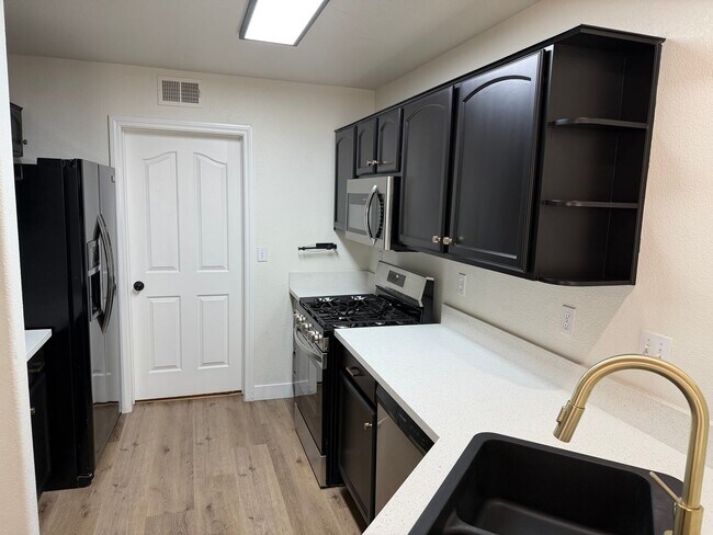 Building Photo - Gorgeous Remodeled 3 Bedroom Henderson Townhome