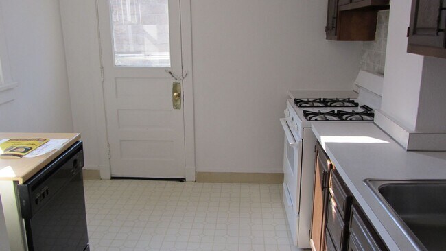 Foto del edificio - Available June 1, 2026: Lease ends May 29,2027