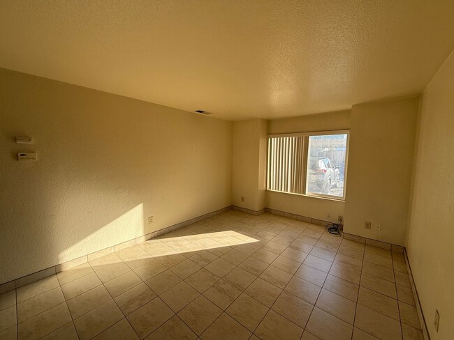 Building Photo - Two-bedroom downstairs apartment in Riverb...