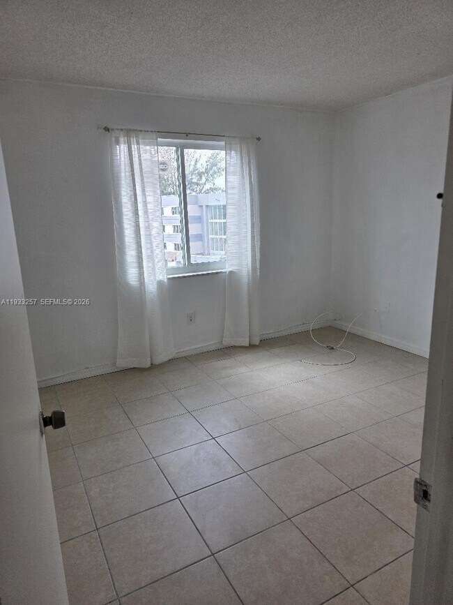 Foto del edificio - 14840 Naranja Lakes Blvd